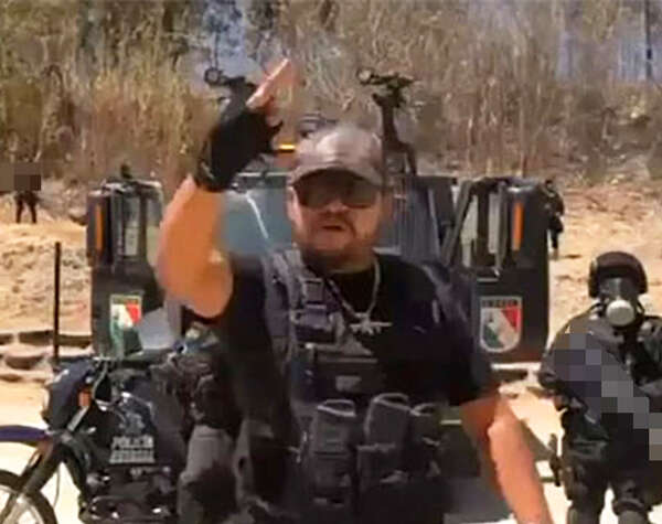 Destituyen a mandos policiacos por uso de armas y patrullas oficiales en video musical, en Oaxaca