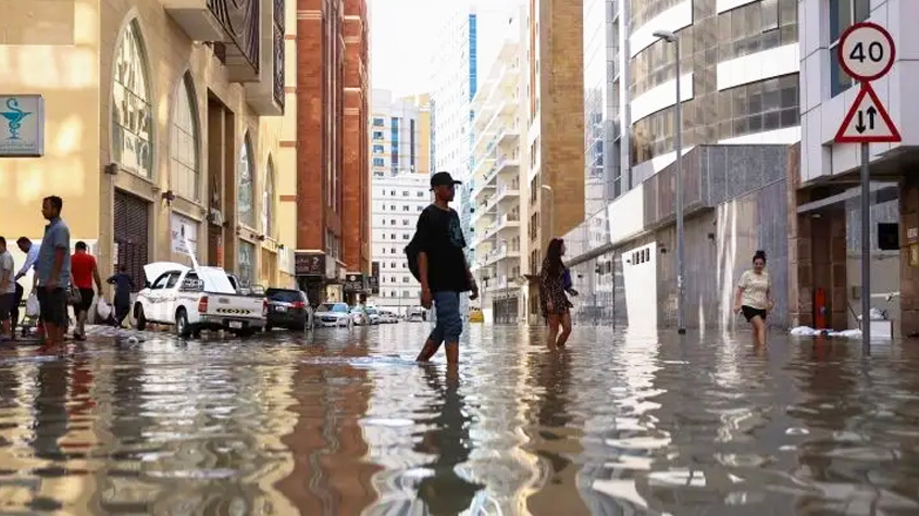 Dubái inundado debido a histórica tormenta