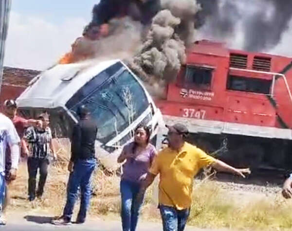 Choca tren con camión de personal tras intentar ganar el paso en Celaya