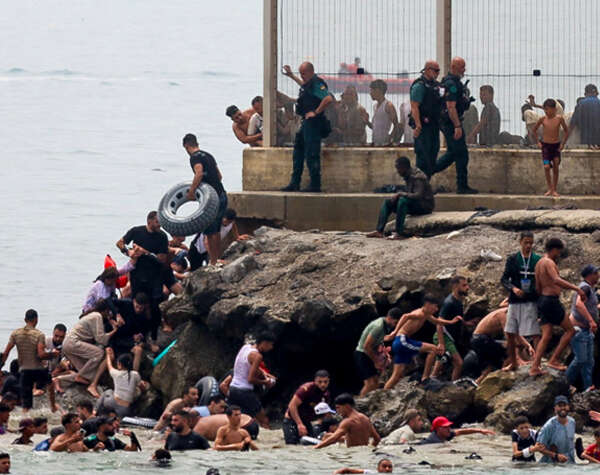 Cruce masivo de migrantes en Ceuta rumbo a España