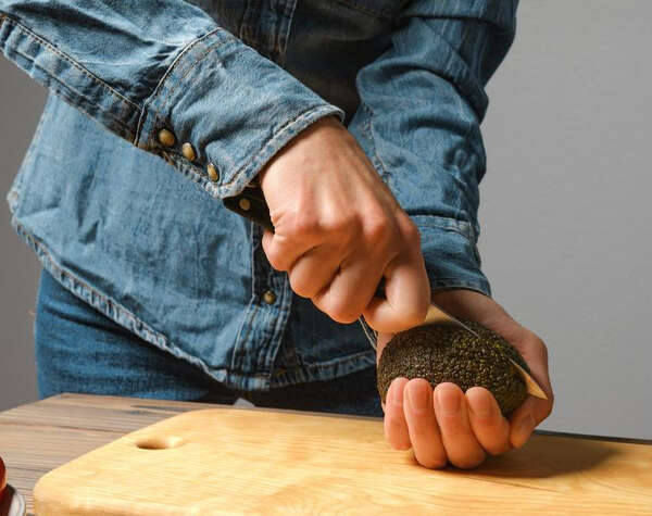 Crecen en Alemania las lesiones por la llamada “mano de aguacate”