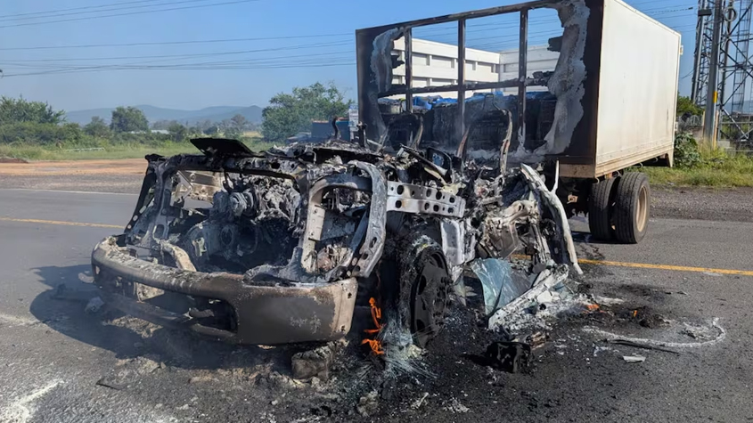 Violencia sacude Michoacán: bloqueos y quema de vehículos desatan operativo de seguridad