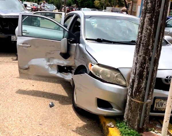 Choque en pleno centro de Coatzacoalcos deja tres lesionados