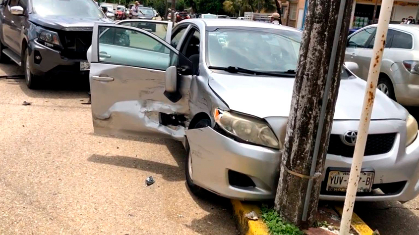 Choque en pleno centro de Coatzacoalcos deja tres lesionados