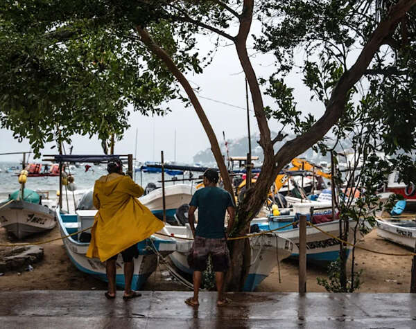 Polo alcanza otra vez categoría 5 y deja fuertes lluvias en México