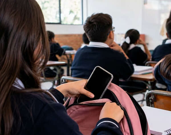 Desde el 3 de noviembre se restringirá uso de celulares en todas las primarias y secundarias de México