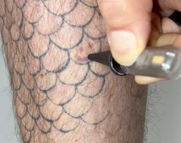 La piel se ilumina: crean tatuajes que brillan al contacto con la luz